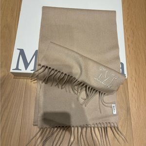 Max Mara Cashmere Dalia scarf in Ivory
